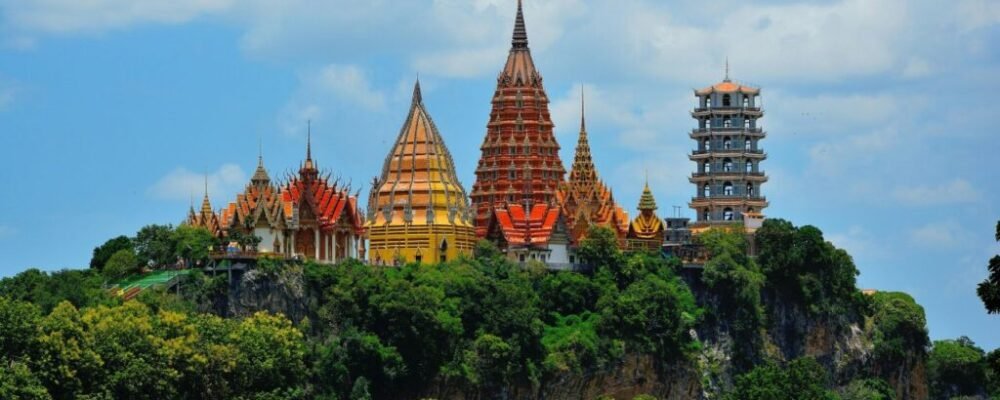 4 Budget Southeast Asia Travel: Backpackers exploring Thailand’s street markets