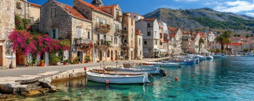 Toronto city skyline as a travel dupe for New York City